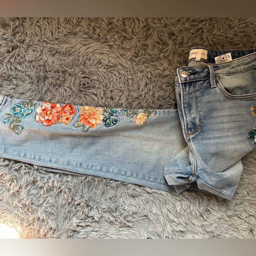 DRIFTWOOD Blue Jeans with Colorful Floral Embroidery - Picture 5 of 12